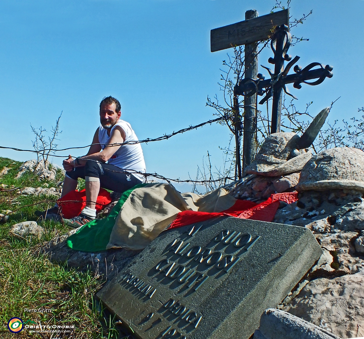 30 Onore al Caduti con il Tricolore sventolato al Rif. Coca dal 1969 al 1975...JPG